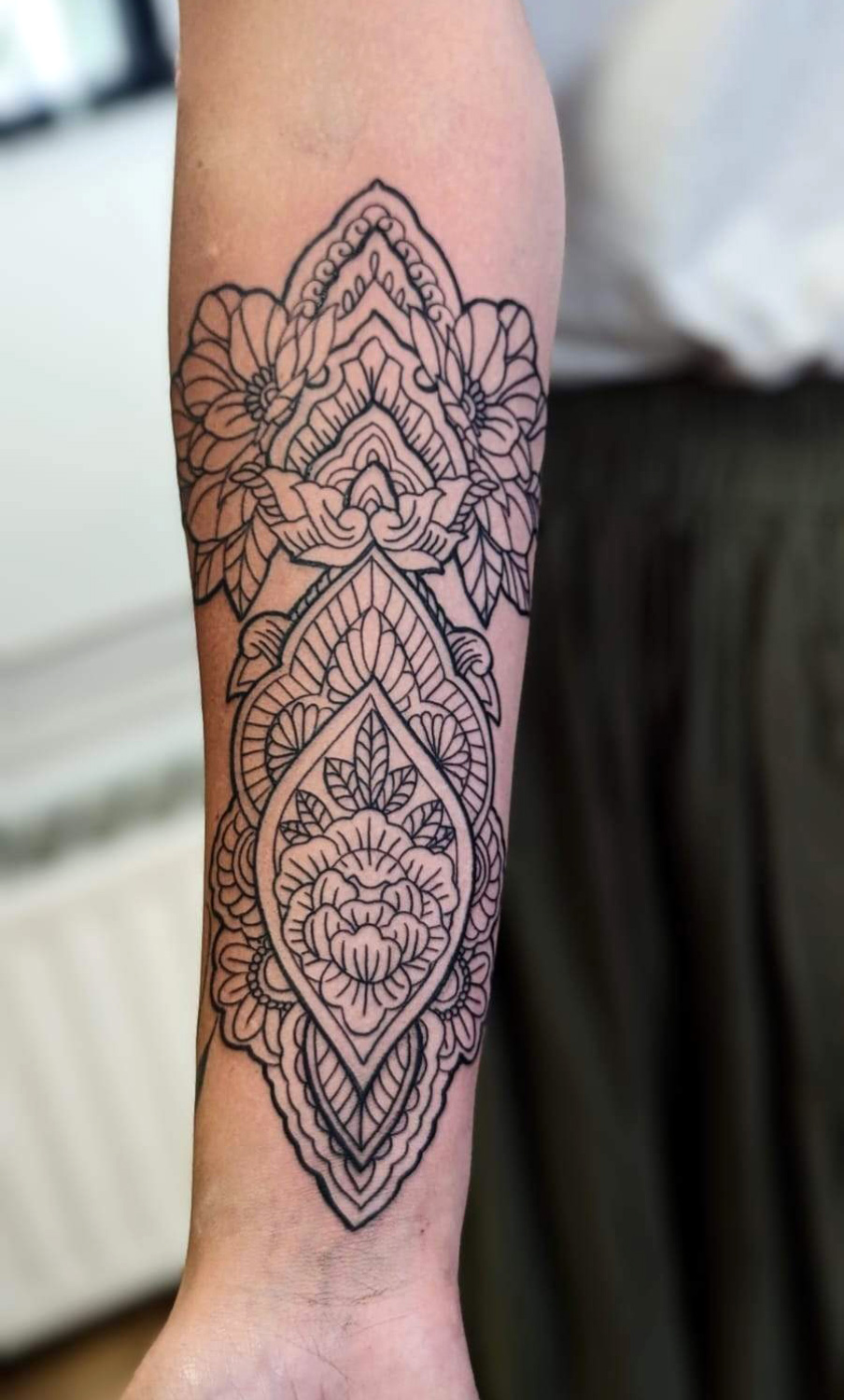 Un tatouage ornemental réalisé par Elden'Ink à Saint-Génis-des-Fontaines, mettant en valeur des motifs élégants et complexes